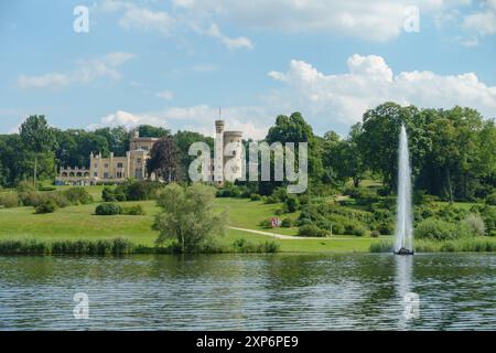 Preußisches Landgut Schloss Babelsberg außerhalb Berlins, von der Havel aus gesehen. Stockfoto