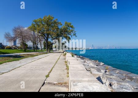 Sonniger Tag am Ufer des Lake Michigan in der Nähe des Campus der University of Chicago in der Southside von Chicago, IL, USA. Stockfoto