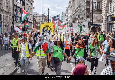 London, Großbritannien. August 2024. Demonstranten passieren Piccadilly. Tausende von Menschen marschierten in Solidarität mit Palästina und forderten einen Waffenstillstand und forderten die britische Regierung auf, die Bewaffnung Israels einzustellen, während der Krieg in Gaza andauert. Quelle: Vuk Valcic/Alamy Live News Stockfoto