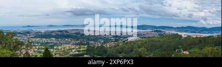 Panoramablick mit mehreren überlagerten Aufnahmen mit Blick auf die Stadt Vigo, die Cies-Inseln, die Region Morrazo und die Rias Baixas, Pontevedra Stockfoto