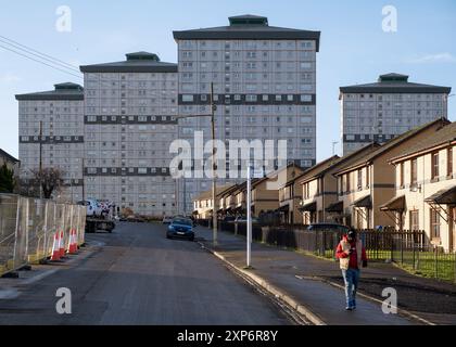 Blick von der Bardowie Street in Richtung 231 Westercommon Road, 19-stöckige Türme, Hamiltonhill in Possilpark, North Glasgow. Schottland, 2024. Stockfoto