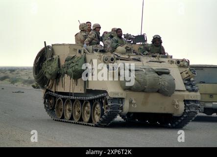 Erster Golfkrieg: 4. März 1991 ein M113 APC (Armoured Personnel Carrier) der 7th Engineer Brigade der US Army im Nordosten Kuwaits. Stockfoto