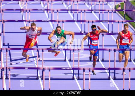 Paris, Frankreich. August 2024. PARIS, FRANKREICH - 4. AUGUST: Eduardo Rodrigues aus Brasilien, der am 4. August 2024 in Paris in der 110-m-Hürdenrunde der Männer am 9. Tag der Leichtathletik - Olympischen Spiele Paris 2024 im Stade de France teilnimmt. (Foto von Andy Astfalck/BSR Agency) Credit: BSR Agency/Alamy Live News Stockfoto