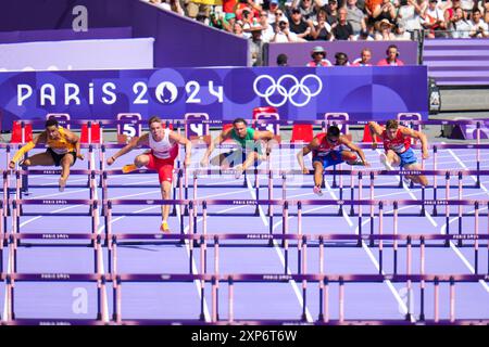 Paris, Frankreich. August 2024. PARIS, FRANKREICH - 4. AUGUST: Eduardo Rodrigues aus Brasilien, der am 4. August 2024 in Paris in der 110-m-Hürdenrunde der Männer am 9. Tag der Leichtathletik - Olympischen Spiele Paris 2024 im Stade de France teilnimmt. (Foto von Andy Astfalck/BSR Agency) Credit: BSR Agency/Alamy Live News Stockfoto