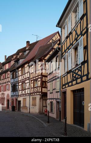 Colmar, Elsass, Frankreich. Fachwerkhäuser im Stadtteil Krutenau. Mittelalterliche Häuser. Romantisch. Historisch. Stockfoto