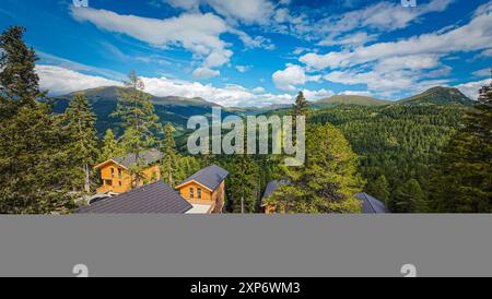 Naturchalets im Alpenpark Turracher Höhe, 1,800 m Seehöhe, Grenze Steiermark / Kärnten, Zirbenwald, moderne Holzbauweise, Balkone mit Bergblick, voll ausgestattete Küche, Sauna, Whirlbadewanne oder Hot Tub, nachhaltige Bauweise, Green Product Award 2023, Privatsphäre, ökologische Materialien, Pistenabfahrt direkt zu den Chalets, naturnahe Bauweise mit Rücksicht auf Flora und Fauna, Projekte von Almdorfbau, hochwertige Massivholz-Chalets, innovatives Tourismuskonzept, Sommer: wandern, Mountainbiken, Schwimmen, Angeln, Reiten, Golf, Winter: Skifahren, Snowboarden 42 Pistenkilometer, Langlaufen, Stockfoto