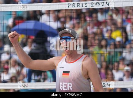 Paris, Frankreich. August 2024. Olympische Spiele, Paris 2024, Beachvolleyball, Eiffelturmstadion, Männer, Achtelrunde, Ehlers/Wickler (Deutschland) - George/Andre (Brasilien), Nils Ehlers feiert. Quelle: Marcus Brandt/dpa/Alamy Live News Stockfoto