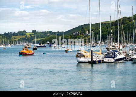 Boote, die im River Dart zwischen Dartmouth und Kingswear liegen Stockfoto