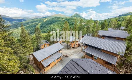 Naturchalets im Alpenpark Turracher Höhe, 1,800 m Seehöhe, Grenze Steiermark / Kärnten, Zirbenwald, moderne Holzbauweise, Balkone mit Bergblick, voll ausgestattete Küche, Sauna, Whirlbadewanne oder Hot Tub, nachhaltige Bauweise, Green Product Award 2023, Privatsphäre, ökologische Materialien, Pistenabfahrt direkt zu den Chalets, naturnahe Bauweise mit Rücksicht auf Flora und Fauna, Projekte von Almdorfbau, hochwertige Massivholz-Chalets, innovatives Tourismuskonzept, Sommer: wandern, Mountainbiken, Schwimmen, Angeln, Reiten, Golf, Winter: Skifahren, Snowboarden 42 Pistenkilometer, Langlaufen, Stockfoto