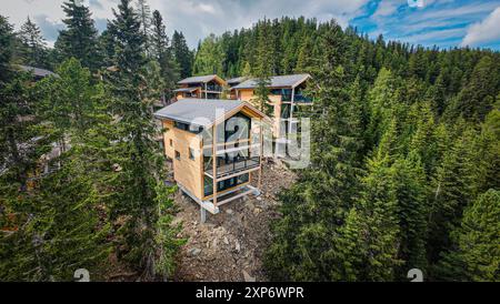 Naturchalets im Alpenpark Turracher Höhe, 1,800 m Seehöhe, Grenze Steiermark / Kärnten, Zirbenwald, moderne Holzbauweise, Balkone mit Bergblick, voll ausgestattete Küche, Sauna, Whirlbadewanne oder Hot Tub, nachhaltige Bauweise, Green Product Award 2023, Privatsphäre, ökologische Materialien, Pistenabfahrt direkt zu den Chalets, naturnahe Bauweise mit Rücksicht auf Flora und Fauna, Projekte von Almdorfbau, hochwertige Massivholz-Chalets, innovatives Tourismuskonzept, Sommer: wandern, Mountainbiken, Schwimmen, Angeln, Reiten, Golf, Winter: Skifahren, Snowboarden 42 Pistenkilometer, Langlaufen, Stockfoto