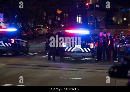 Seattle, USA. August 2024. Kurz nach 1 Uhr reagieren Polizei und Feuerwehr in Seattle auf eine Schießerei vor einem beliebten Nachtclub auf der S Washington St & 2nd Ave im Viertel Pioneer Square. Blut- und Muschelhüllen wurden am Tatort gefunden, kurz nachdem eine Person mit Schussverletzungen in Harborview eintraf. Die Polizei sperrte zwei Personen in einem Fahrzeug südlich des Vorfalls ein. Die Polizei untersucht aktiv, was zu dem Vorfall geführt hat. In der smaragdgrünen Stadt nehmen Waffengewalt und Kriminalität zu und bringen die Bürger in die Schranken. Quelle: James Anderson/Alamy Live News Stockfoto