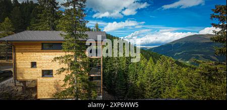 Naturchalets im Alpenpark Turracher Höhe, 1,800 m Seehöhe, Grenze Steiermark / Kärnten, Zirbenwald, moderne Holzbauweise, Balkone mit Bergblick, voll ausgestattete Küche, Sauna, Whirlbadewanne oder Hot Tub, nachhaltige Bauweise, Green Product Award 2023, Privatsphäre, ökologische Materialien, Pistenabfahrt direkt zu den Chalets, naturnahe Bauweise mit Rücksicht auf Flora und Fauna, Projekte von Almdorfbau, hochwertige Massivholz-Chalets, innovatives Tourismuskonzept, Sommer: wandern, Mountainbiken, Schwimmen, Angeln, Reiten, Golf, Winter: Skifahren, Snowboarden 42 Pistenkilometer, Langlaufen, Stockfoto