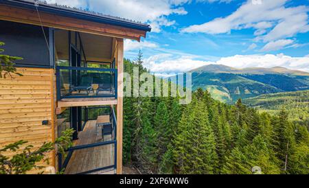 Naturchalets im Alpenpark Turracher Höhe, 1,800 m Seehöhe, Grenze Steiermark / Kärnten, Zirbenwald, moderne Holzbauweise, Balkone mit Bergblick, voll ausgestattete Küche, Sauna, Whirlbadewanne oder Hot Tub, nachhaltige Bauweise, Green Product Award 2023, Privatsphäre, ökologische Materialien, Pistenabfahrt direkt zu den Chalets, naturnahe Bauweise mit Rücksicht auf Flora und Fauna, Projekte von Almdorfbau, hochwertige Massivholz-Chalets, innovatives Tourismuskonzept, Sommer: wandern, Mountainbiken, Schwimmen, Angeln, Reiten, Golf, Winter: Skifahren, Snowboarden 42 Pistenkilometer, Langlaufen, Stockfoto