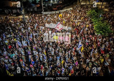 Tel Aviv, Israel. August 2024. Israelis schwingen bei einer Kundgebung, bei der sie für einen Entlassungsvertrag in Tel Aviv am Samstag, 3. August 2024 aufriefen. Während Israel nach den Ermordungen des Hamas-Führers Ismail Haniyah in Teheran und des hochrangigen Hezbollah-Befehlshabers Fuad Shukr in Beirut auf mögliche Vergeltungsmaßnahmen seitens Iran und der Hisbollah vorbereitet ist 115, rufen Familien israelischer Geiseln, die von der Hamas in Gaza festgehalten werden, zu einer Freilassung von Geiseln und zur Beendigung des Krieges auf. einige Tote und andere lebendige werden immer noch in Gaza festgehalten. Quelle: Eyal Warshavsky/Alamy Live News Stockfoto