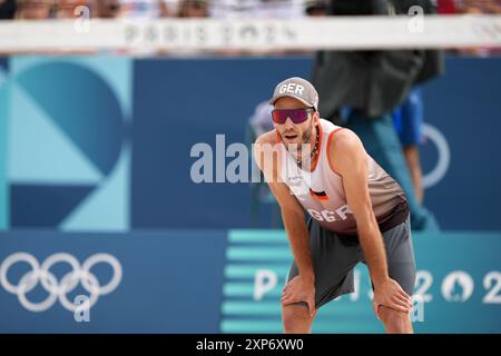 Paris, Frankreich. August 2024. Olympia, Paris 2024, Beachvolleyball, Eiffelturm Stadium, Herren, Achtelrunde, Ehlers/Wickler (Deutschland) - George/Andre (Brasilien), Clemens Wickler. Quelle: Marcus Brandt/dpa/Alamy Live News Stockfoto