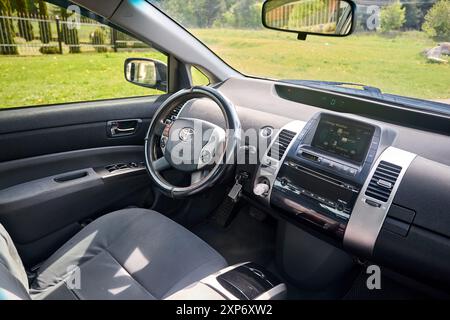 Berlin, 3. Mai 2024: Innenausstattung des Hybrid-Elektroautos Toyota Prius XW20 2009 mit Lenkradgetriebe und Multimediasystem Stockfoto