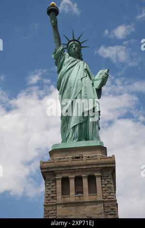 HUDSON RIVER/LIBERTY ISLAND /NEW YORK CITY / NEW YORK /USA/05.JUNE 2018 Lady Liberty steht hoch auf Liberty Island und blickt über den hudson River bis über die Manhattan Finanzinsel Foto. Francis Joseph Dean/Dean Pictures nicht für kommerzielle Zwecke Stockfoto