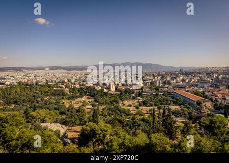 Athen, Griechenland, 3. Mai 2024: Panoramablick auf die antiken Ruinen im Zentrum von Athen, Griechenland Stockfoto