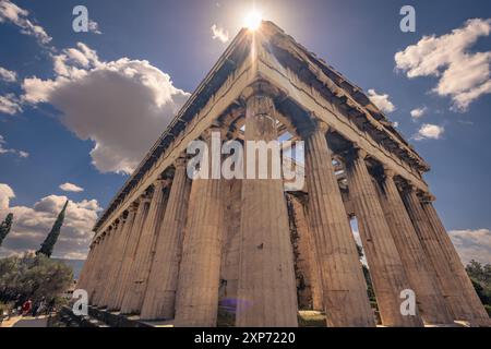 Athen, Griechenland, 3. Mai 2024: Tempel des Hephaistos, Gott des Feuers und Handwerks, in den antiken griechischen Agora-Ruinen im Zentrum von Athen, Griechenland Stockfoto