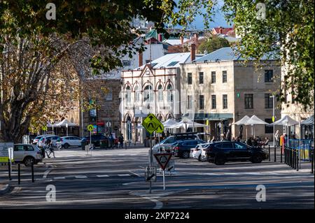 Der historische Salamanca Place mit einer Reihe ehemaliger Sandsteinlager für den Hafen von Hobart Town in Hobart, Tasmanien, Australien. Die Lagerhäuser waren Stockfoto