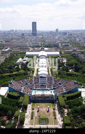 Ein allgemeiner Blick auf das Eiffelturm-Stadion, Austragungsort des Beachvolleyball am neunten Tag der Olympischen Spiele in Paris 2024 in Frankreich. Bilddatum: Sonntag, 4. August 2024. Stockfoto