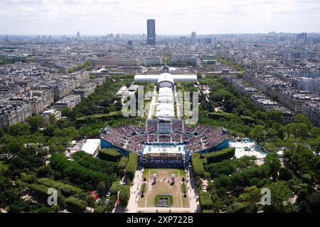 Ein allgemeiner Blick auf das Eiffelturm-Stadion, Austragungsort des Beachvolleyball am neunten Tag der Olympischen Spiele in Paris 2024 in Frankreich. Bilddatum: Sonntag, 4. August 2024. Stockfoto