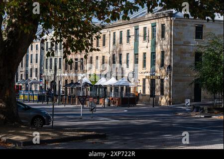 Der historische Salamanca Place mit einer Reihe ehemaliger Sandsteinlager für den Hafen von Hobart Town in Hobart, Tasmanien, Australien. Die Lagerhäuser waren Stockfoto