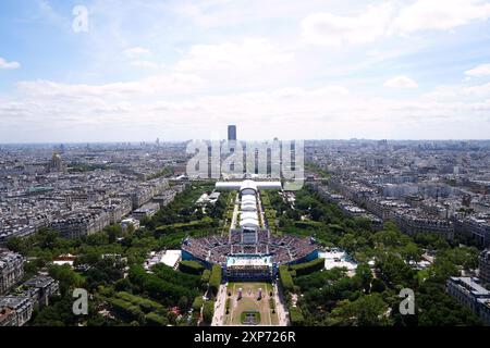 Ein allgemeiner Blick auf das Eiffelturm-Stadion, Austragungsort des Beachvolleyball am neunten Tag der Olympischen Spiele in Paris 2024 in Frankreich. Bilddatum: Sonntag, 4. August 2024. Stockfoto