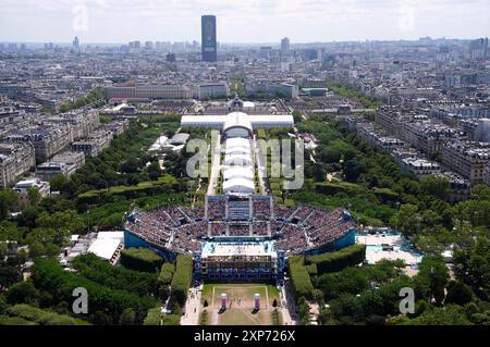 Ein allgemeiner Blick auf das Eiffelturm-Stadion, Austragungsort des Beachvolleyball am neunten Tag der Olympischen Spiele in Paris 2024 in Frankreich. Bilddatum: Sonntag, 4. August 2024. Stockfoto