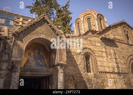 Athen, Griechenland, 3. Mai 2024: Griechisch-orthodoxe Kirche im Zentrum von Athen, Griechenland Stockfoto