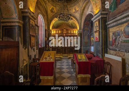 Athen, Griechenland, 3. Mai 2024: Griechisch-orthodoxe Kirche im Zentrum von Athen, Griechenland Stockfoto