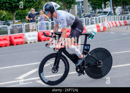 28. Juli 2024, T100 Triathlon World Series Männer's Race, London Docklands, Großbritannien. Pieter Heemeryck aus Belgien auf dem Radstück des Rennens. Stockfoto