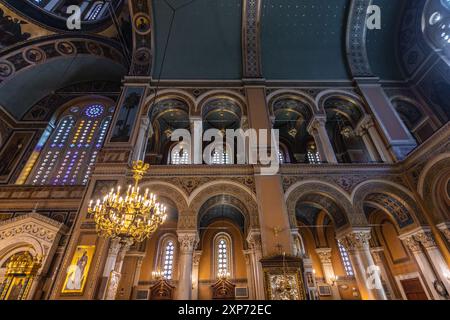 Athen, Griechenland, 3. Mai 2024: Griechisch-orthodoxe Kirche im Zentrum von Athen, Griechenland Stockfoto