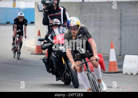 28. Juli 2024, T100 Triathlon World Series Männer's Race, London Docklands, Großbritannien. Daniel Baekkegard aus Dänemark wird von einem Kamerateam begleitet. Stockfoto