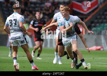 Rumpf, Großbritannien. August 2024. Das MKM Stadium, West Park, Hull, Humberside, East Yorkshire, August 2024. Betfred Super League Hull FC gegen St Helens Havey Barron beim Angriff gegen St Helens RLFC Credit: Touchlinepics/Alamy Live News Stockfoto