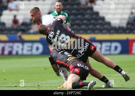 Rumpf, Großbritannien. August 2024. Das MKM Stadium, West Park, Hull, Humberside, East Yorkshire, August 2024. Betfred Super League Hull FC gegen St Helens Jack Walker von Hull FC wird von Daryl Clark und Morgan Knowles von St Helens RLFC besiegt. Credit: Touchlinepics/Alamy Live News Stockfoto