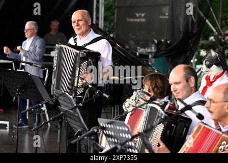 Köln, Deutschland. August 2024. Das Akkordeonorchester der Zöllner Musikschule unterhält das Publikum im Tanzbrunnen im Rheinpark während des 21. Kölner Musikfestivals. Quelle: Roberto Pfeil/dpa/Alamy Live News Stockfoto