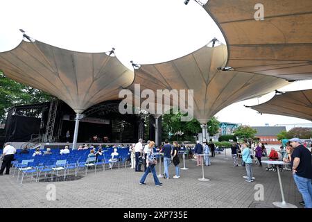 Köln, Deutschland. August 2024. Blick auf die Tanzbrunnen im Rheinpark während des 21. Kölner Musikfestivals. Quelle: Roberto Pfeil/dpa/Alamy Live News Stockfoto