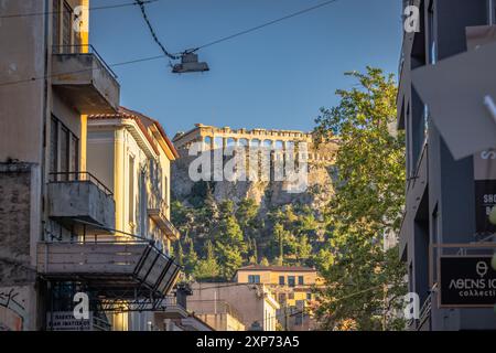 Athen, Griechenland, 3. Mai 2024: Der belebte Monistiraki-Platz im Zentrum von Athen, Griechenland Stockfoto