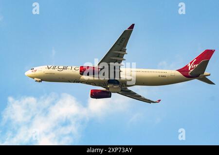 London, England, Großbritannien - 28. April 2024: Airbus A330 (Registrierung G-VUFO) von Virgin Atlantic Airways klettert nach dem Start von London Heathrow Stockfoto