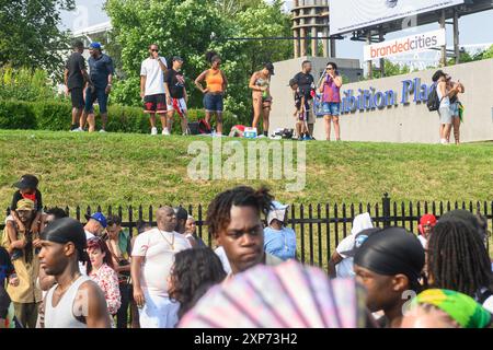 Toronto, ON, Kanada - 3. August 2024: Teilnehmer der Parade sehen die Menge an. Stockfoto