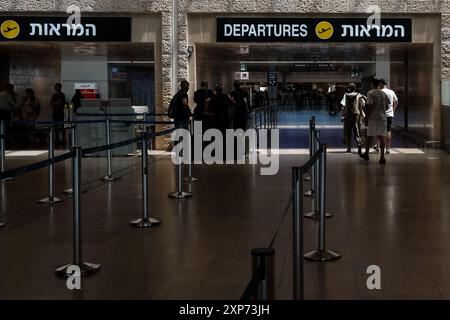 Lod, Israel. August 2024. Eine fast leere Abflughalle am Flughafen Ben Gurion in Tel Aviv in der Nähe von Lod. Trotz der Hauptsaison sind auf dem Flughafen nur wenige Passagiere zu sehen, da viele internationale Fluggesellschaften aufgrund militärischer Spannungen Flüge nach und von Israel abgesagt haben. Auch Inlandsflüge zwischen Tel Aviv und Eilat wurden unterbrochen, möglicherweise um Flugzeuge zur Rettung von Israelis von nahe gelegenen Zielen wie Griechenland und Zypern umzuleiten. Etwa 100.000 Israelis sind aufgrund dieser Annullierungen im Ausland gestrandet. Quelle: Nir Alon/Alamy Live News Stockfoto