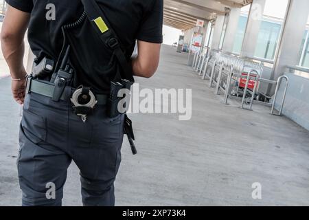 Lod, Israel. August 2024. Eine fast leere Abflughalle am Flughafen Ben Gurion in Tel Aviv in der Nähe von Lod. Trotz der Hauptsaison sind auf dem Flughafen nur wenige Passagiere zu sehen, da viele internationale Fluggesellschaften aufgrund militärischer Spannungen Flüge nach und von Israel abgesagt haben. Auch Inlandsflüge zwischen Tel Aviv und Eilat wurden unterbrochen, möglicherweise um Flugzeuge zur Rettung von Israelis von nahe gelegenen Zielen wie Griechenland und Zypern umzuleiten. Etwa 100.000 Israelis sind aufgrund dieser Annullierungen im Ausland gestrandet. Quelle: Nir Alon/Alamy Live News Stockfoto