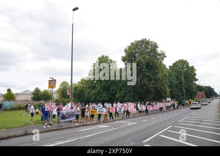 Menschen protestieren im Potters International Hotel in Aldershot, Hampshire, nach den Messerstechanschlägen am Montag in Southport, bei denen drei kleine Kinder getötet wurden. Bilddatum: Sonntag, 4. August 2024. Stockfoto