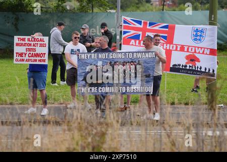 Menschen protestieren im Potters International Hotel in Aldershot, Hampshire, nach den Messerstechanschlägen am Montag in Southport, bei denen drei kleine Kinder getötet wurden. Bilddatum: Sonntag, 4. August 2024. Stockfoto