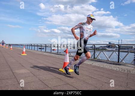 28. Juli 2024, T100 Triathlon World Series Männer's Race, London Docklands, Großbritannien. Leon Chevalier auf der Laufstrecke des Rennens. Stockfoto