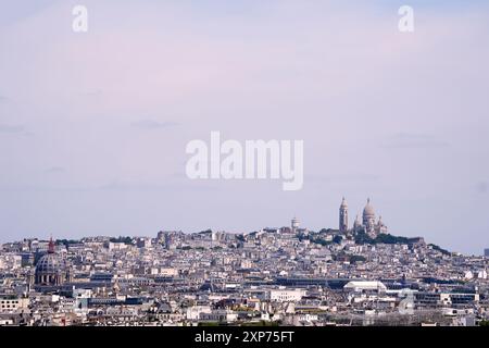 Ein allgemeiner Blick vom Eiffelturm über die Stadt in Richtung Basilika Sacre Coeur de Montmartre am neunten Tag der Olympischen Spiele 2024 in Frankreich. Bilddatum: Sonntag, 4. August 2024. Stockfoto