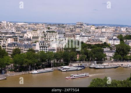 Ein allgemeiner Blick vom Eiffelturm über die Stadt am neunten Tag der Olympischen Spiele 2024 in Frankreich. Bilddatum: Sonntag, 4. August 2024. Stockfoto