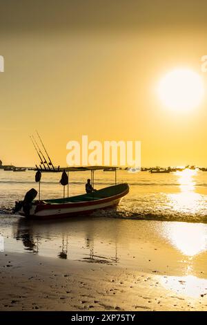 Touristenfischboot bei Sonnenuntergang am Strand von San Juan del Sur Küstenstadt am Pazifik im Departement Rivas im Südwesten Nicaraguas. Stockfoto