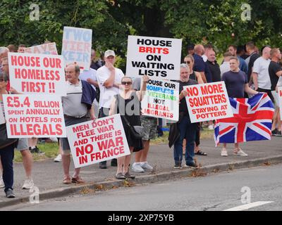 Menschen protestieren im Potters International Hotel in Aldershot, Hampshire, nach den Messerstechanschlägen am Montag in Southport, bei denen drei kleine Kinder getötet wurden. Bilddatum: Sonntag, 4. August 2024. Stockfoto